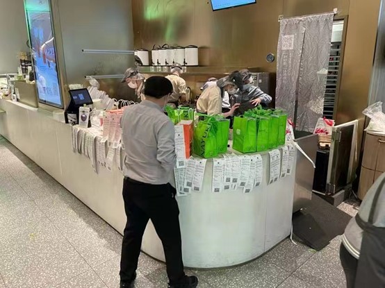 “奈雪大幅降价10元”冲上热搜，记者探访：南京多家门店爆单！