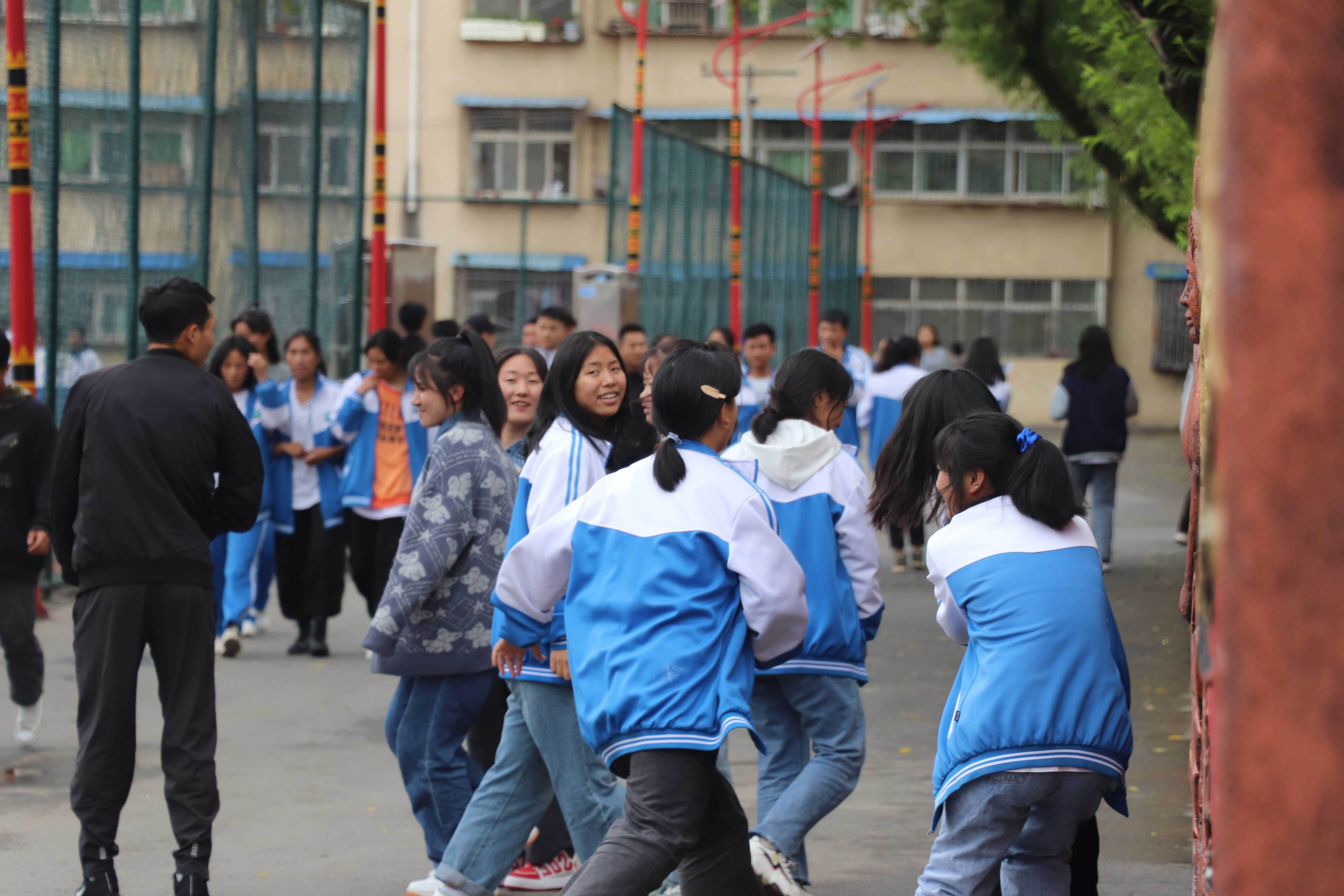 华夏保险宁波分公司赴昭觉民族中学 开展“百人结伴·公益助学”行动