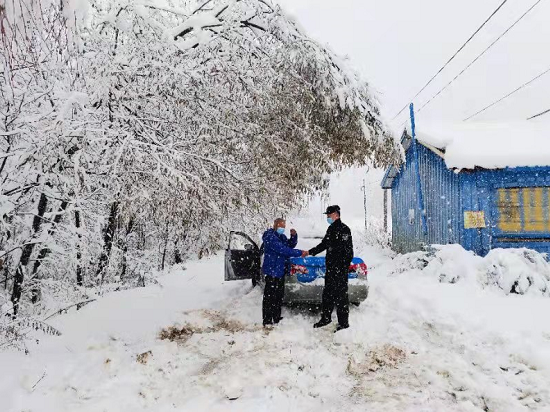 突降暴雪车辆被困，移民管理警察火速救援