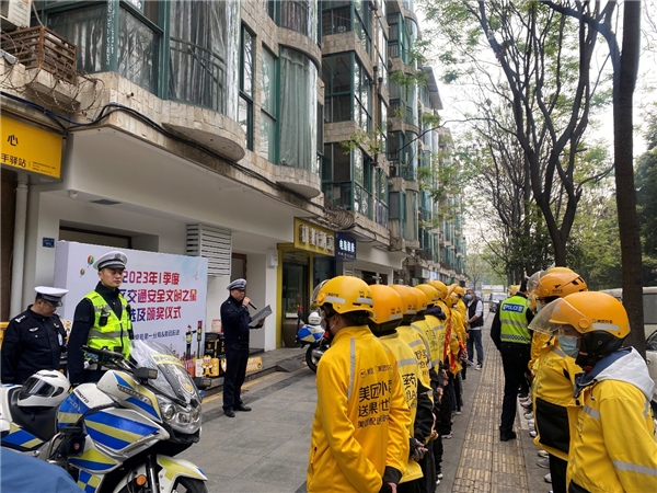 配送数万单 零交通违法 三名外卖骑手获评成都市首批交通文明之星