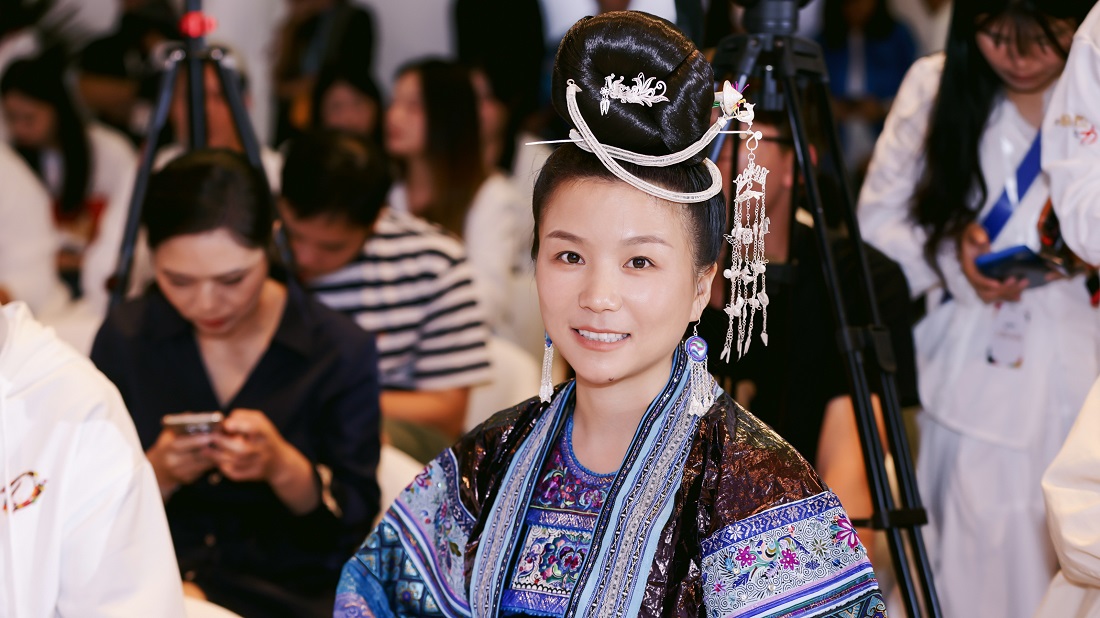 德芙“她学院”学员杨双芝身着苗族服饰参与沙龙.jpg
